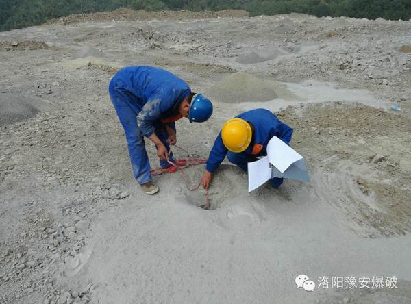 項(xiàng)目部穿爆科對現(xiàn)場作業(yè)質(zhì)量進(jìn)行檢查
